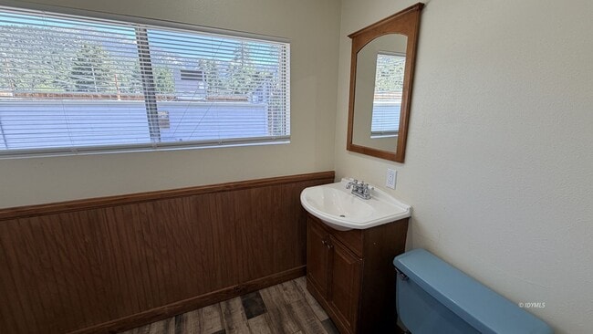 Photo - Large Upstairs 2 bedroom in town unit