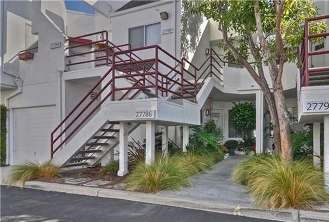 Building Photo - Ground Floor 2bed Condo w/ a View!