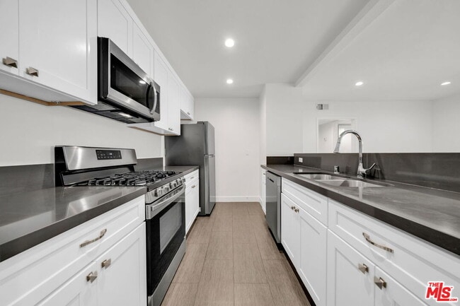 Building Photo - 7453 Haskell Ave Unit 7