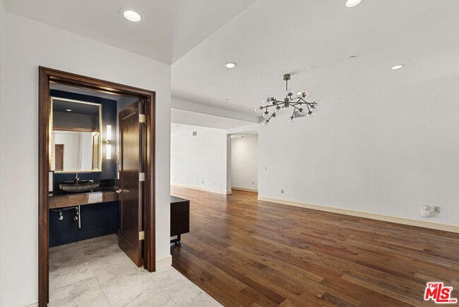 Photo - 447 N Doheny Dr Unit 302