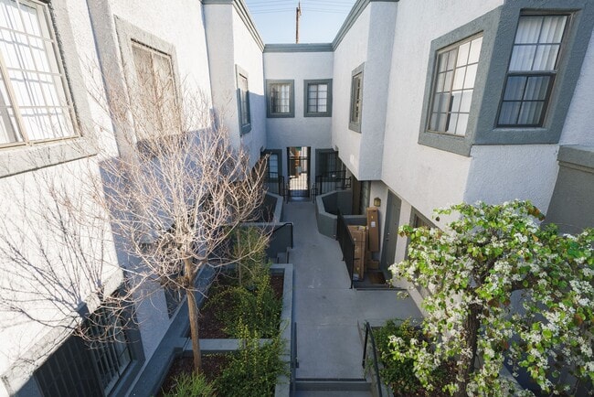 Photo - 520 N Hollywood Way