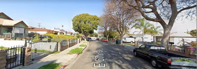 Photo - 1011 E 67th St