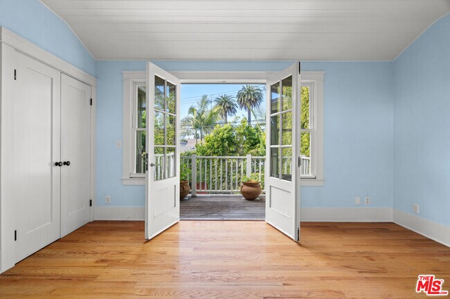 Photo - 813 Crestmoore Pl