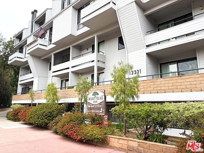 Building Photo - 13331 Moorpark St Unit 334 Rental