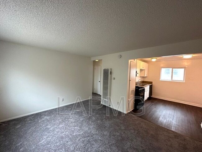 Photo - 169 W 42nd St