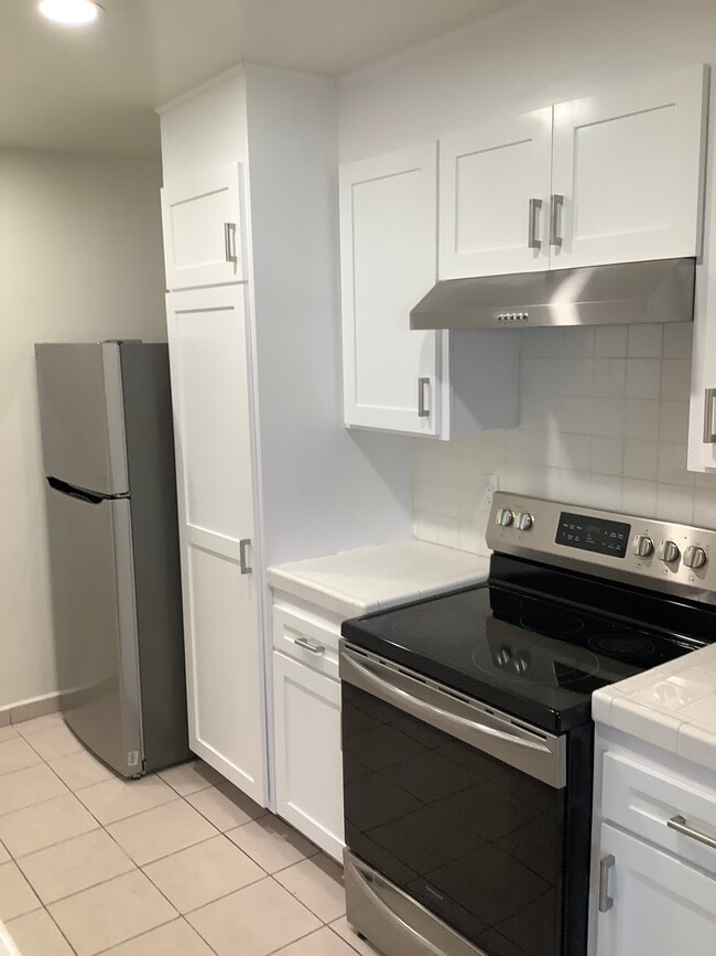 Kitchen - Fox Hills Apartments