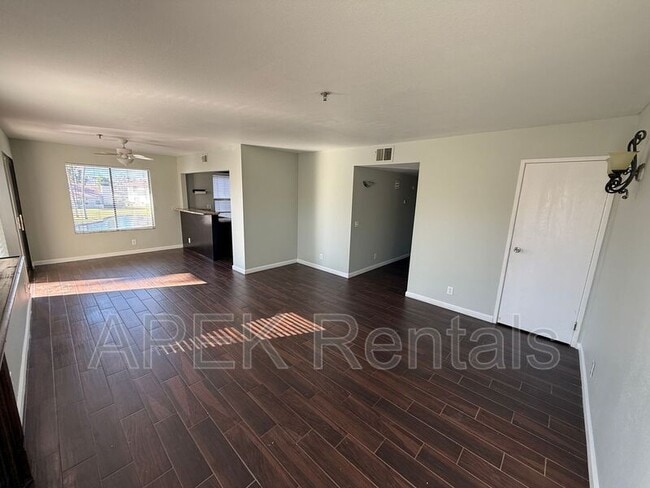 Photo - 43376 Cook St