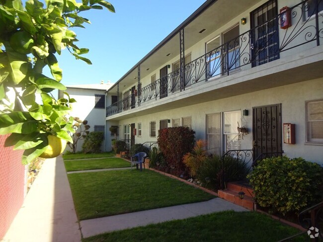 Building Photo - 1720 2nd St Rental