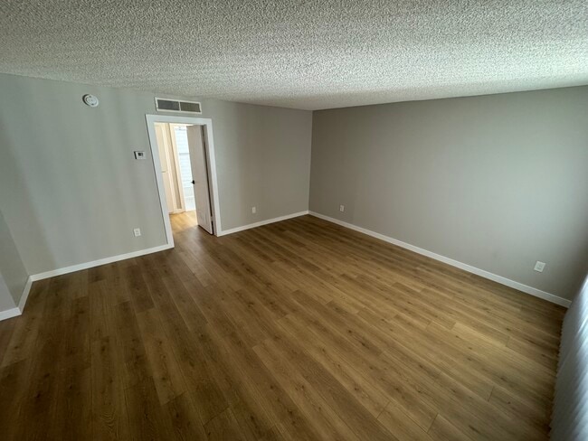 Photo - 5333 Russell Ave