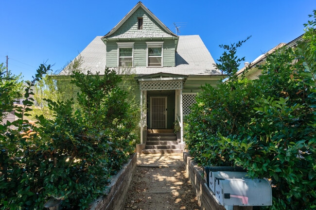 Front of house - 207 E Avenue 31 Unit 2 Jasmine Window 207 1.25