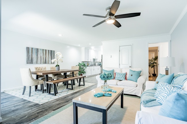 3 Bdrm Livingroom/Dining area - Palm View Village Gardena