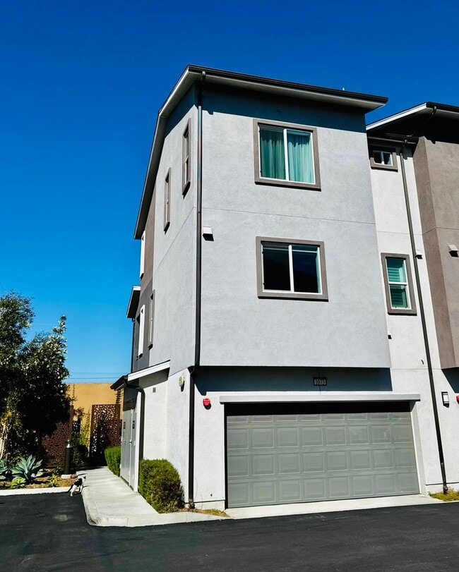 Building Photo - Gorgeous Three Bedroom Townhome For Rent i...