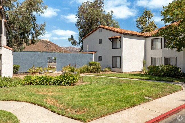 Courtyard - Tierra at Creekside