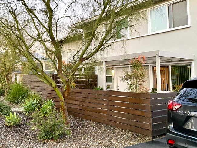 Building Photo - 212 E 8th St Unit B