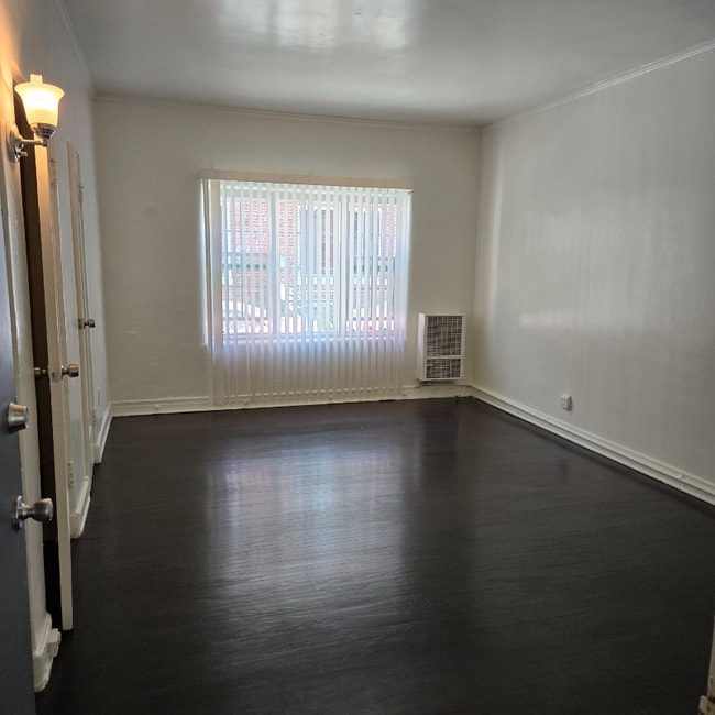 Photo - 636 N Plymouth Blvd Apartment Unit 103