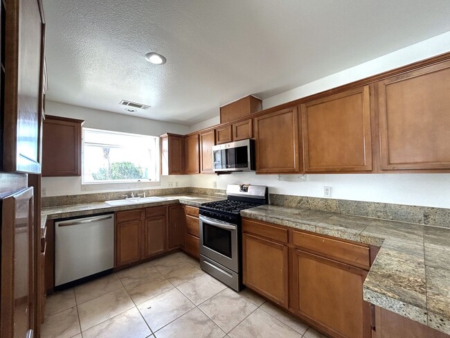 AVAILABLE NOW!! 3 Bedroom 2 Bath Apartment... - AVAILABLE NOW!! 3 Bedroom 2 Bath Apartment... Unit A