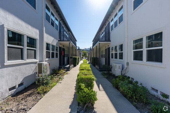 Courtyard - 715 E Garfield Ave