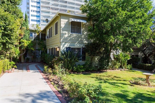 Building Photo - LOCATION LOCATION LOCATION Unit 1032-3