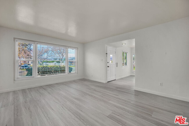 Photo - 6272 Silva St