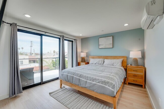 Photo - 827 Island Ct