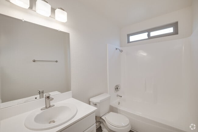 2BR, 2BA - 1,000SF - Full Bathroom - Elan Seacrest Encinitas