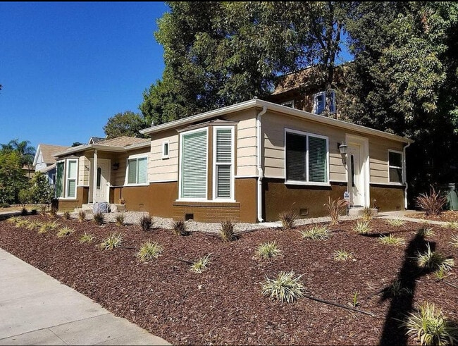 Photo - 917 N Los Robles Ave