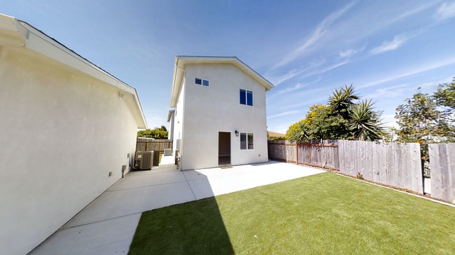 Building Photo - PRIVATE YARD!! 4BD/2BR, Corner of Tipton a...
