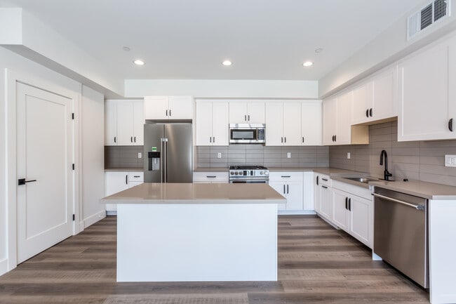 Photo - 857 N Hayworth Ave