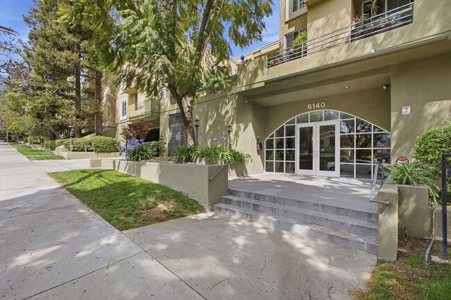 Building Photo - Highland Park 2 Bed / 2 Bath Condo with Resort-Style Amenities