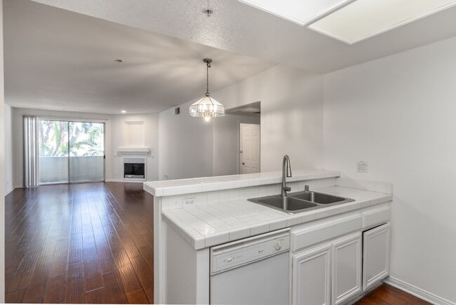 Photo - 16940 Chatsworth St