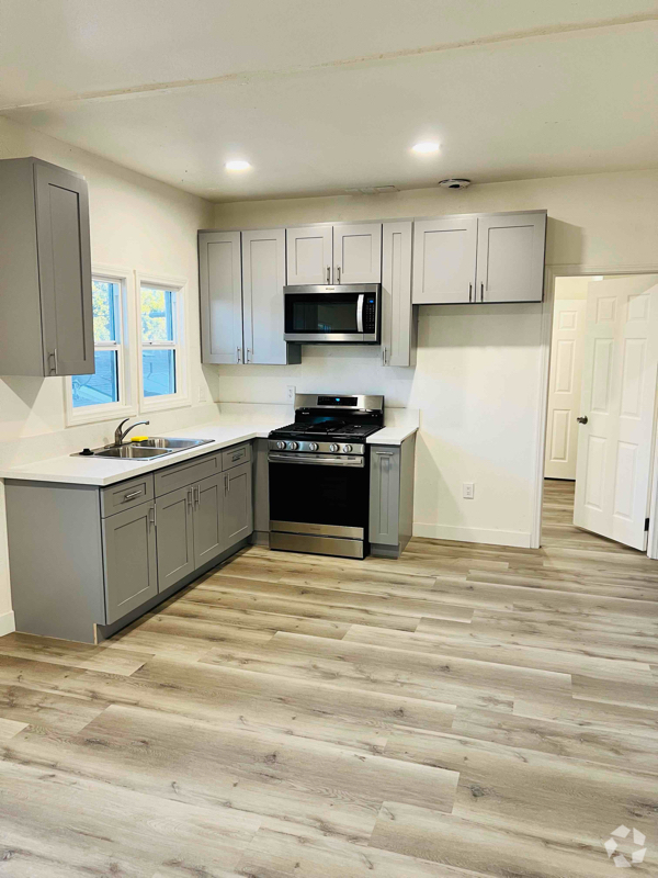 Building Photo - 860 W 47th St Unit 1/2 Rental