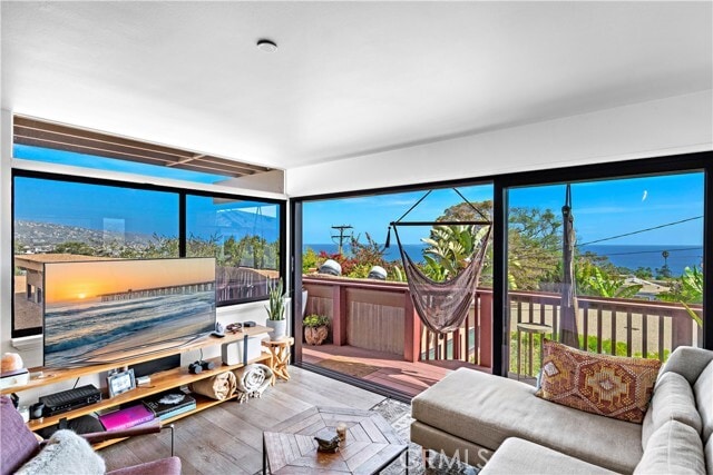 Photo - 290 La Brea St