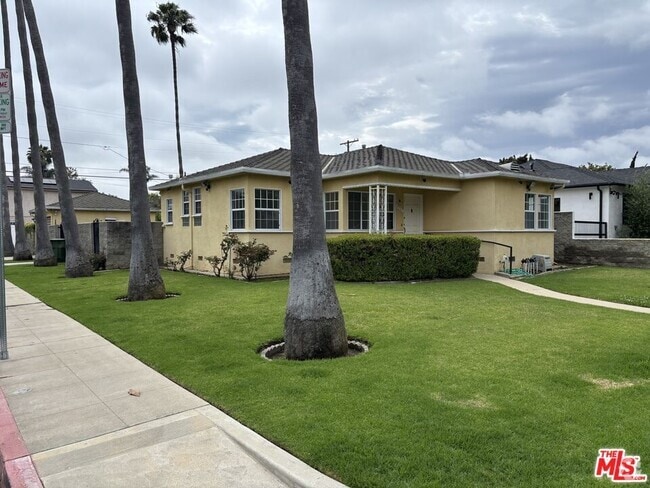 Building Photo - 2561 Tilden Ave Rental