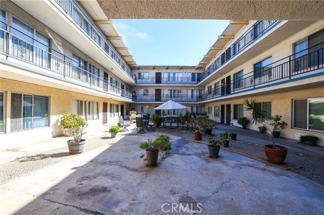 Building Photo - 528 Cedar Ave Unit 3D