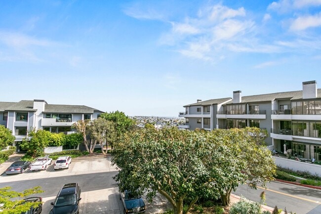 Building Photo - Ocean and Newport Harbor Views