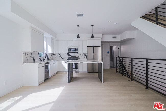 Building Photo - 11814 Gilmore St