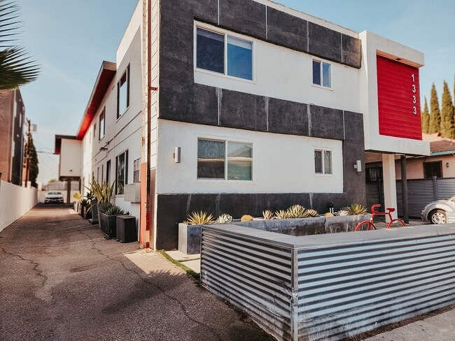 Building Photo - 1333 W. 36th Pl. Rental