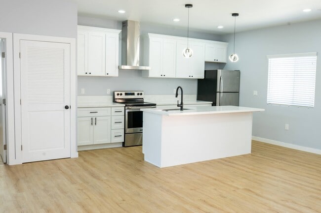 Photo - 4440 Stewart Ave Unit 4440A