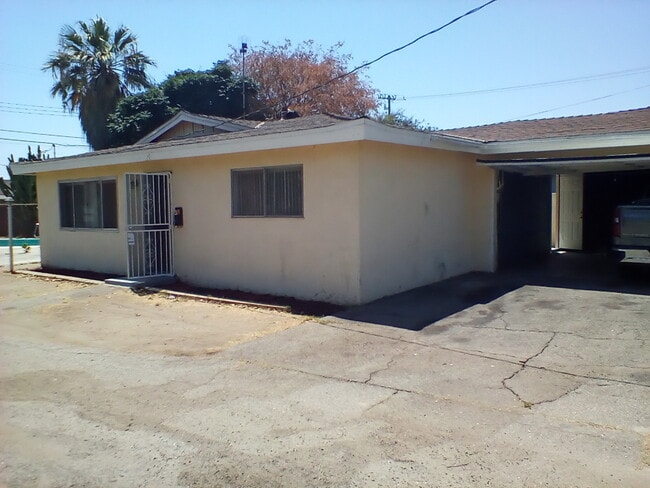 detached house with 2 car garage - 14008 Los Angeles St Unit A