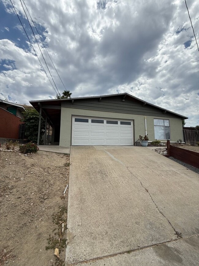 Building Photo - Nice 3 bedroom 1 Bath Home in beautiful Santee