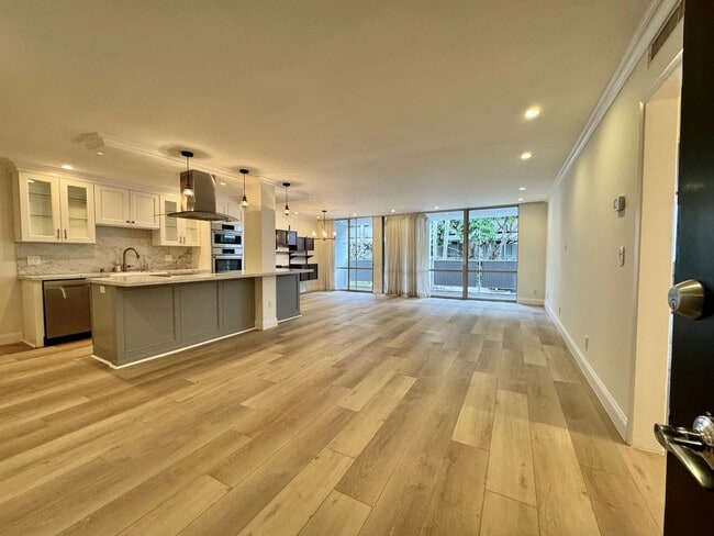 Building Photo - Luxury living in the heart of West Hollywood at the Kings Plaza!