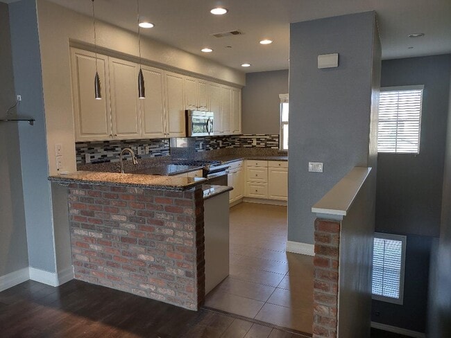 Photo - 982 Sweetbriar Ln Unit #B