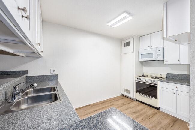 3BR, 2BA - 1200SF - Kitchen - 5621 Klump Ave