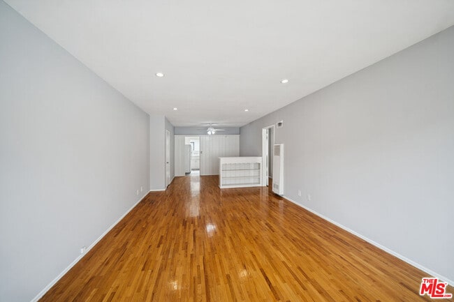 Building Photo - 5307 Vantage Ave Unit 6