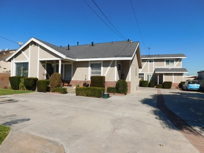 Building Photo - 8051-8057 Roosevelt Ave Unit 8055