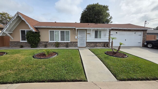 Building Photo - Spacious 3 bed 1 bath with a large backyard! Available 4/1/2026