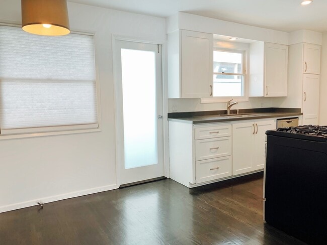 Photo - 710 Bay St Unit Bay Street A ACTIVE