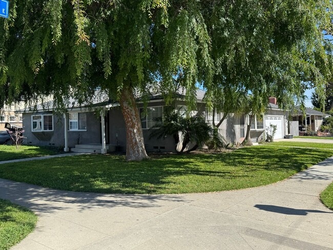 Photo - Beautiful 3 bedroom 2 bath Pool Home... this one is a SHOW STOPPER