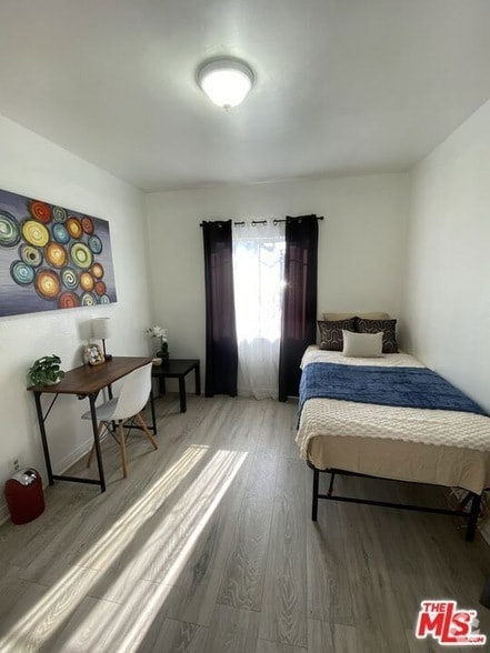 Building Photo - 644 W 81st St Rental