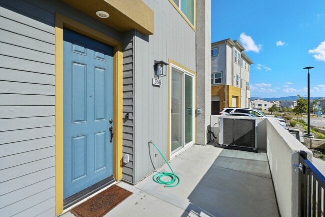 Front Entry & Courtyard - 27586 Manzanita Way